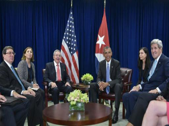 Obama muy sonriente y Castro con gesto sobrio, los dos mandatarios se estrecharon la mano poco...