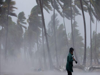 Las autoridades mantienen la alerta de huracán para las Bahamas centrales y el noroeste del...