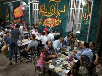 No muy lejos de Kaber Sobhi, otro restaurante popular, llamado Bibo, atrae a familias acomodadas...
