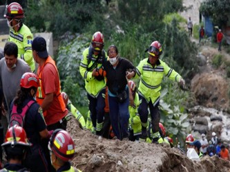 Socorristas reanudaron este domingo las labores de rescate entre los escombros de unas 125...