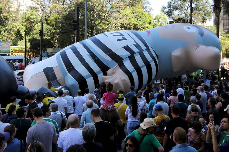 Lo que irrita a los defensores de Lula da Silva es que el globo representa al ex mandatario vestido...