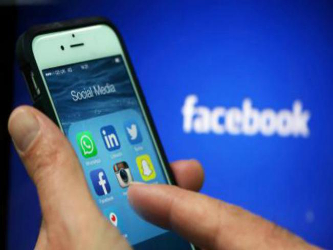 La aplicación de Facebook puede seleccionar artículos, fotos y videos para ser...