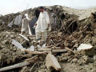 25 abril: Un terremoto de 7,8 grados causa 8.898 muertos y 22.309 heridos, la mayoría de...