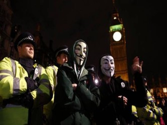 Miles de personas participaron hoy en el centro de Londres en una protesta anticapitalista...