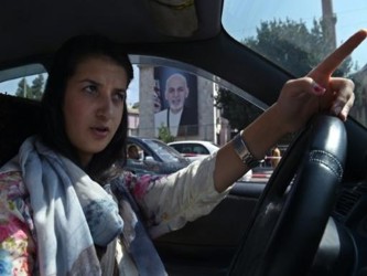 Desde que Rokhsar Azami recorre las calles de Kabul al volante de su Toyota, se enfrenta a la...