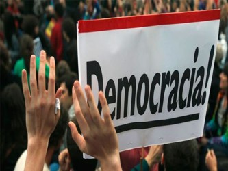 La mayoría de los ciudadanos están convencidos de que la democracia es la mejor...