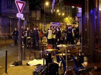 De forma casi simultánea, seis ataques golpearon la noche de la capital francesa, con sus...