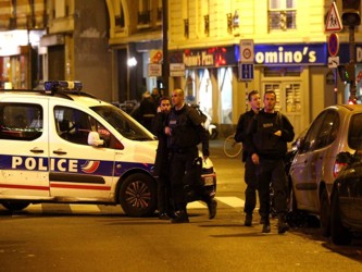 Tras ser evacuado del estadio por las explosiones, Hollande declaró el estado de emergencia...
