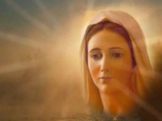 María, tan humana, ha sido admitida ya dentro del ámbito de la divinidad: por eso es...
