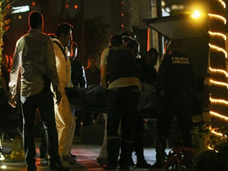 La AFP constató cómo las autoridades evacuaron los tres cadáveres, mientras...