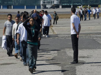De acuerdo con cifras oficiales de México, unos 200 mil extranjeros indocumentados, la...