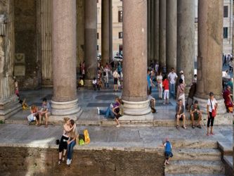 Tras meses de críticas por la gestión de la ciudad, Roma intenta al menos limpiar su...