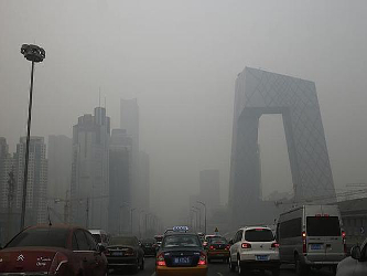La capital china se ha levantado este martes con una capa de contaminación de color gris...