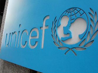 Unicef ha lanzado un campaña de reparto de ayuda para 2.600.000 niños sirios, tanto...