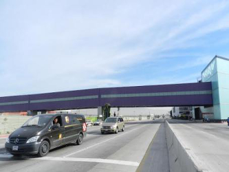 El aeropuerto de Tijuana ofrece más de 30 destinos en el interior de México,...