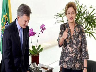 Cuando el avión presidencial brasileño finalmente fue autorizado a aterrizar, el acto...