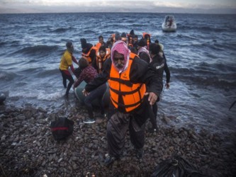 Unos 800.000 buscadores de asilo han llegado a Grecia desde Turquía en lo que va del...
