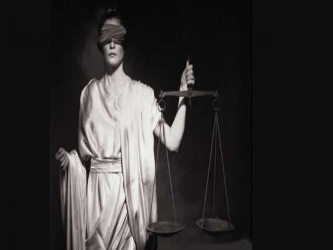 La justicia, constitucionalmente, debería controlar o corregir los excesos del Poder...