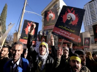 Manifestantes que protestaban contra la ejecución del clérigo Nimr al-Nimr...