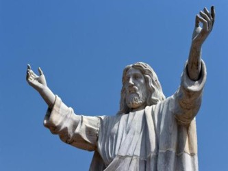 La estatua, de mármol blanco, pesa 40 toneladas y representa a Cristo descalzo y con los...