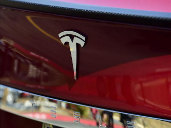 Tesla pidió a los dueños de sus vehículos que se familiaricen con Summon en...