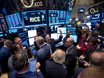 Wall Street cerró hoy con fuertes pérdidas y el Dow Jones de Industriales, su...