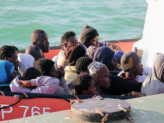 En concreto, hoy fueron rescatados 124 inmigrantes que viajaban a bordo de una barcaza, entre ellos...