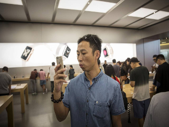 El iPhone y el auge de las ventas en China catapultaron a Apple al primer lugar del mundo en...