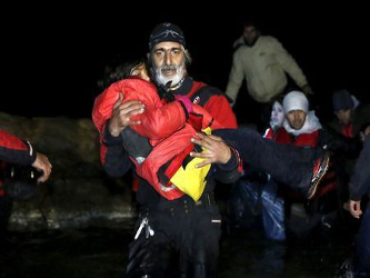 Un día antes, seis inmigrantes, incluyendo a un niño, se ahogaron cuando su...