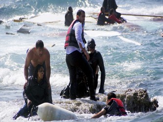 Al menos 39 personas han muerto hoy ahogadas al naufragar un barco con refugiados de diversas...