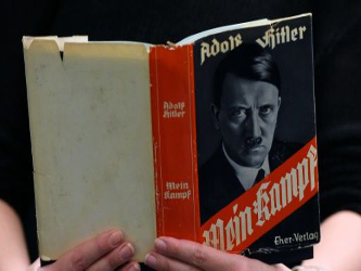 En su dictamen, el juez consideró que el libro escrito por Hitler en 1925 