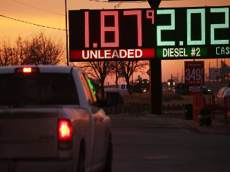 La caída del precio del combustible aportó alrededor de 0,5 puntos porcentuales al...