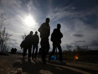 Grupos de ayuda dicen que los migrantes que cruzan los Balcanes tienen problemas para avanzar entre...
