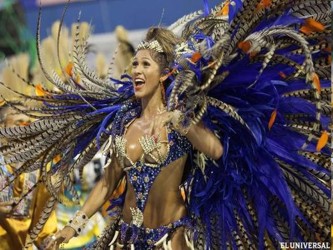 El carnaval de Río de Janeiro llegó hoy a su momento cumbre al unir la juerga...