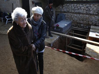 Una mujer española de 90 años de edad, envuelta en un abrigo de piel y una bufanda de...