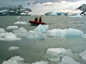 Las partes flotantes de las plataformas de hielo, recuerdan, actúan como un anclaje para el...