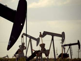 Los precios del petróleo se han desplomado en los últimos 18 meses por debajo de los...