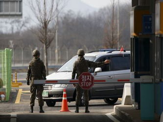 Decenas de camiones surcoreanos regresaban a través de la frontera durante la mañana,...