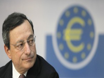 En las conversaciones participan también el Fondo Monetario Internacional, el BCE y el...