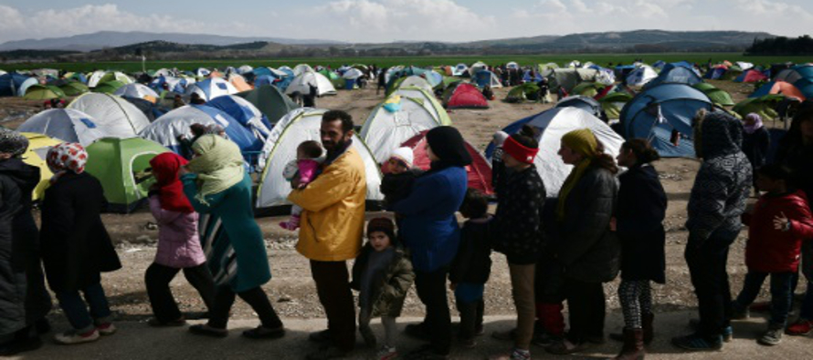 Refugiados e inmigrantes varados en la frontera entre Grecia y Macedonia prometieron el martes...