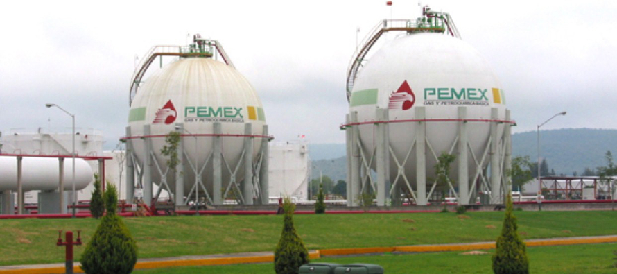 "Pemex proporciona un tercio de los ingresos del gobierno y miles de codiciados puestos de...