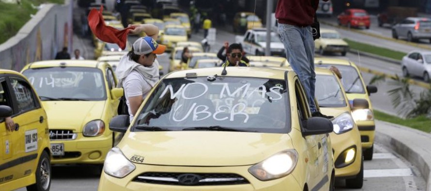 Centenares de taxistas bloqueaban el lunes diferentes puntos de Bogotá en rechazo a la...