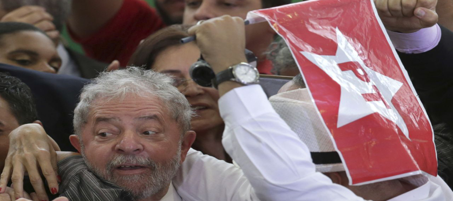 La oposición acusa a la presidenta Dilma Rousseff de querer ayudar al otrora popular Lula a...