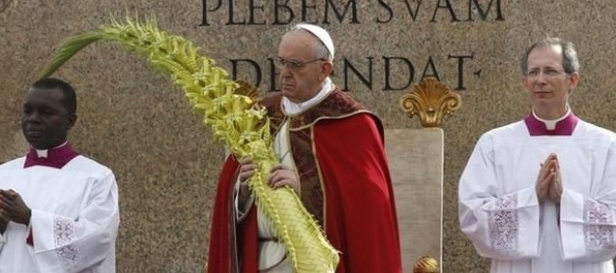 El pontífice bendijo el domingo palmas y ramas de olivo sostenidas por los fieles en la...