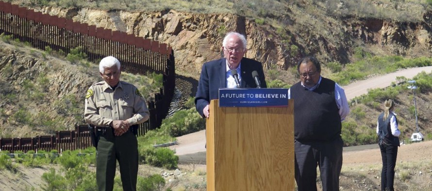 Desde la frontera entre ambos países, Sanders acusó al precandidato republicano...