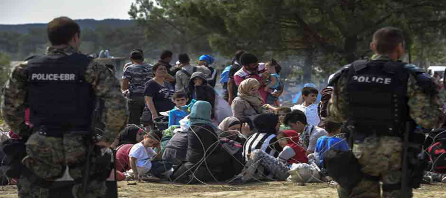 Decenas de migrantes llegaban desde los campos hasta el puesto fronterizo de Idomeni, luego que se...
