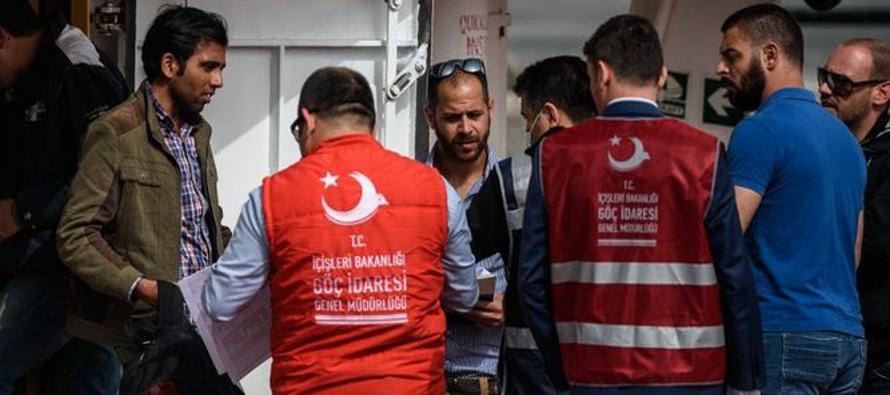 El grupo desembarcó en el puerto de Dikili (oeste de Turquía), donde sus integrantes...