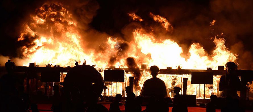 Más de 80 personas murieron y al menos 200 resultaron heridas en un enorme incendio desatado...