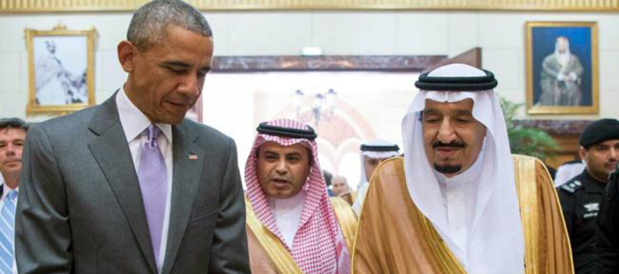 El presidente de EU, Barack Obama, y el rey Salman de Arabia Saudí caminan juntos a una...