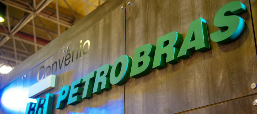 Petrobras, como es conocida la petrolera controlada por el Estado, dijo que la caída en la...